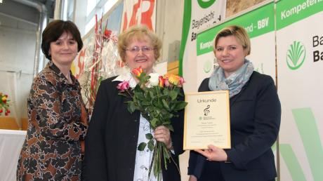 Die langjährige Vorsitzende des Landfrauenchors, Resi Tremmel, wurde von Sabine Asum (links) und Stefanie Kopold-Keis verabschiedet.