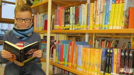 Der neun Jahre alte Jakob ist einer von 5000 Nutzern der Friedberger Stadtbücherei. Er liest am liebsten Fußballbücher. 