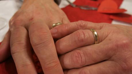 Der Ehering gilt als das Symbol für eine lebenslange Partnerschaft. Dennoch wird heutzutage gut ein Drittel aller Ehen wieder geschieden. Steckt das verflixte siebte Jahr dahinter? 	