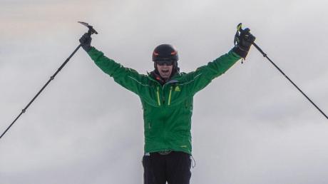 Er hat es geschafft: Michael Teuber aus Dietenhausen (Odelzhausen) jubelt auf dem Gipfel des 6278 Meter hohen Chimborazo in Ecuador. Der 49-Jährige ist aufgrund eines Unfalls von den Knien abwärts komplett gelähmt. 
