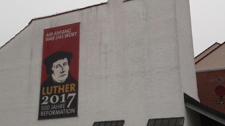 Die evangelischen Christen in Friedberg werben mit einem Plakat an der Fassade ihrer Kirche Der gute Hirte für das Programm zum Reformationsjahr. 