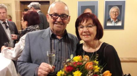 Otmar Selder und seine Frau Renate stoßen beim Empfang im Rathaus auf seinen 75. Geburtstag an. 