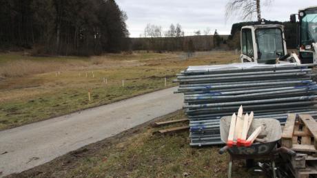 Zwischen Bachern und Ried haben jetzt die Arbeiten für das Rückhaltebecken am Eisbach begonnen.  	