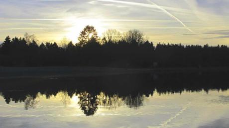 Sonnenaufgang am eisfreien Weitmannsee . Mit Beginn der Angelsaison werden sich auch wieder die Mitglieder Fischergilde daran erfreuen. 