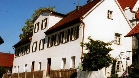 Die alte Schule von Dasing im Jahr 2007.Bürgermeister Nagl will  sie abreißen und dort ein Rathaus errichten