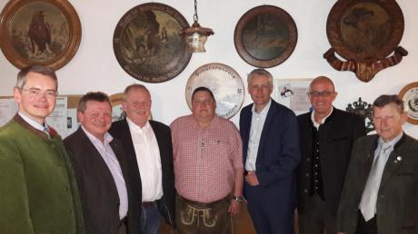 Bei der CSU Dasing trafen sich (von links) Peter Tomaschko, Lorenz Braun, Manfred Losinger, Markus Waschka, Hansjörg Durz, Klaus Metzger und Matthias Feiger zum Essen vom Heißen Stein. 	