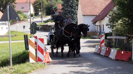 Das Pferdegespann des Schlossherren trägt die Brücke in Hofhegnenberg noch sicher. Doch für alle Fahrzeuge mit einer Achslast über einer Tonne ist sie gesperrt.