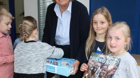 Baronin Teresita von Gumppenberg nahm an der Grundschule die Spendenboxen entgegen. 