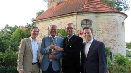 Präsidentenwechsel beim Rotary Club Friedberg: Walter Rubach (Zweiter von links) folgt als Präsident auf Bastian Stich (Dritter von links). Neuer Sekretär ist Tilmann Oppel (links), der die Nachfolge von Philipp Hörmann antritt. 	