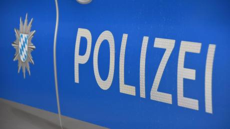 In Binswangen wurde das Handschuhfach einer 27-Jährigen durchwühlt. Nun bittet die Polizei Wertingen um Zeugenhinweise. 