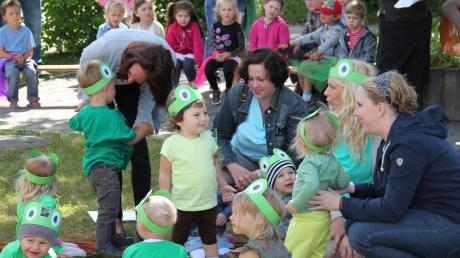Als Frösche verkleidet lieferten die Kleinsten einen Beitrag zum Programm beim Sommerfest in der Eurasburger Kindertagesstätte. Dabei zeigte sich einmal mehr, dass die Betreuungseinrichtung mittlerweile zu einem Treffpunkt für den ganzen Ort geworden ist.  	