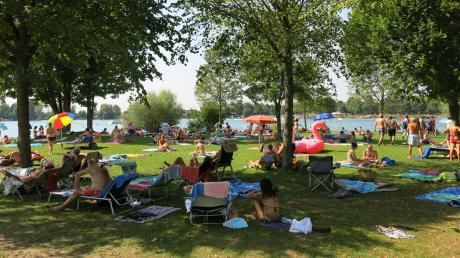 Bei schönem Wetter tummeln sich viele Badegäste auf den Liegewiesen am Friedberger See. Was sind ihre Erwartungen?