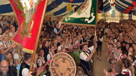 Mit einem Fest feierte der katholische Burschenverein Pfaffenhofen/Glonn die Fahnenweihe.  	