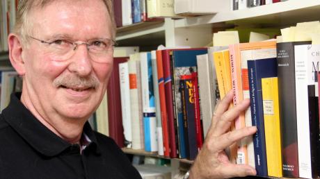 Wolfram Siemann in seinem Arbeitszimmer in Adelzhausen: Der emeritierte LMU-Professor hat eine umfangreiche Büchersammlung im Keller. 