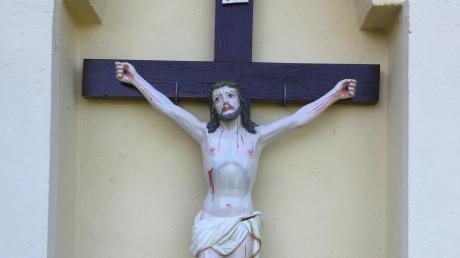 Dieses Eichenkreuz wurde von der Außenwand der Burgstallkapelle in Kissing gestohlen
