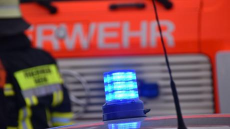 Die Feuerwehr musste Freitagnacht zu einem Glascontainer in Schwabmünchen ausrücken.