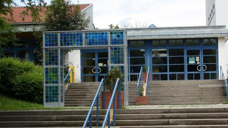 Die Haupttreppe der Schule in Dasing soll 2018 saniert werden. 