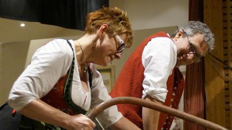 Schnell mussten die Teilnehmer beim Wettsägen sein. Es war einer von mehreren lustigen Wettbewerben beim Starkbierfest des Musikvereins Althegnenberg.
