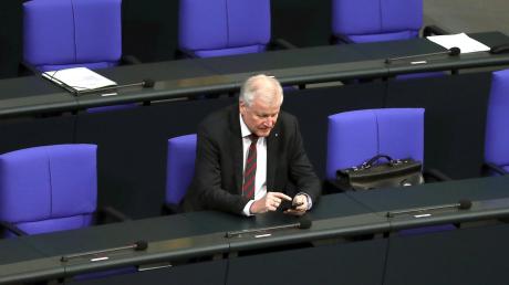 Noch hat der neue Bundesinnenminister Horst Seehofer die zusätzlichen Stellen für den Bereich Heimat nicht besetzt. Doch schon gibt es Ärger.