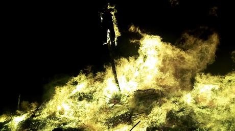 Im Wittelsbacher Land brennen am Ostersamstagabend wieder "Jaudusfeuer". Über den Holzhaufen hängen mancherorts Strohpuppen. Ein Historiker spricht von einem Brauch mit "antijüdischer Schlagseite".