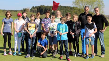 Die Friedberger Gymnasiasten freuen sich schon auf ihre nächste Golfstunde. Ganz rechts Sportlehrer Oliver Sümnik, links daneben Golflehrer Jan Keppeler.  