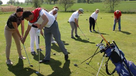 Golfpro Jan Keppeler zeigt den Teilnehmern des VIP-Schnupperkurses den richtigen Umgang mit Schläger und Ball.