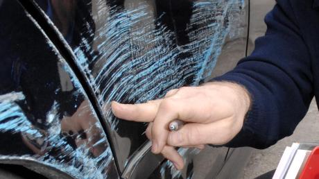 In Offingen blieb der Besitzer eines Autos auf einem Schaden sitzen, nachdem sein Fahrzeug von einem Unbekannten angefahren wurde. Die Polizei sucht nach Zeugen. 