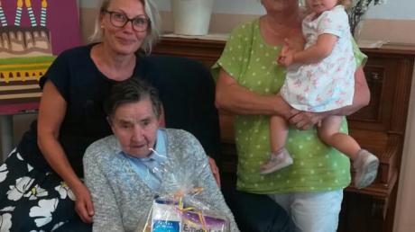 Zu ihrem 90. Geburtstag erhielt Berta Winterle Glückwünsche von der Tagespflege-Chefin Inga Manneck sowie ihrer Tochter und Urenkelin. 