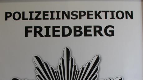 Bei der Polizeiinspektion in Friedberg meldete sich ein aufmerksamer Nachbar, der einen betrunkenen Autofahrer bemerkt hatte. (Symbolfoto)