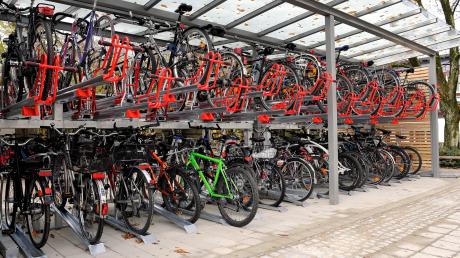 Für Fahrräder gibt es am Bahnhof Kaufering Abstellmöglichkeiten. Für E-Bikes waren auch welche geplant.
