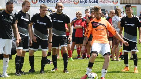 Der TSV Friedberg hat sich beim Erdinger-Meister-Cup in Mindelzell auch den Geschicklichkeitsaufgaben gestellt. Beim Bezirksfinale war in der Gruppenphase allerdings schon Schluss.