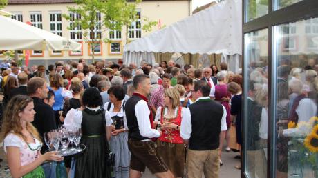 Über 600 Bürger kamen zum Sommerempfang der Stadt Friedberg in den Hof der Theresia-Gerhardinger-Schule. Wegen des Mottos „Wir feiern Bayern“ trugen viele Tracht.  