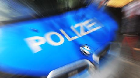 Die Polizei rückte im oberbayerischen Puchheim mit einem Großaufgebot an, weil ein Jugendlicher andere mit einer Schreckschusspistole bedroht hatte.