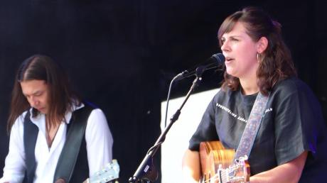 Die junge Sängerin Monika „Moni“ Wagner (rechts) aus Tödtenried eröffnete das zweite Mundartfestival in Oberdolling im Landkreis Eichstätt. 