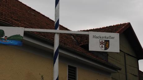 Der Hackerkeller in Steindorf hat vor der Einfahrt einen Baum mit dem Steindorfer Wappen stehen.