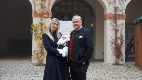 Im malerischen Hof hängen schon die ersten Teile der Dekoration. Pünktlich zum diesjährigen Kipferlmarkt präsentieren die Schlossherren Peter und Clara Löw den jüngsten Familienzuwachs, eine kleine Tochter.