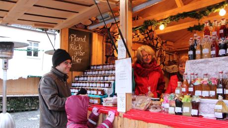 Beim Karitativen Christkindlmarkt in Friedberg werden ganz im Sinne der Weihnacht Produkte für den guten Zweck verkauft.