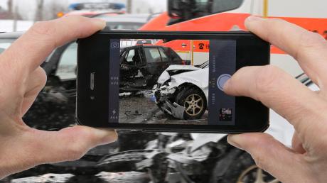 Nach einem schweren Unfall auf der A96 bei Greifenberg hat ein Mann Handyvideos von Opfern gemacht.