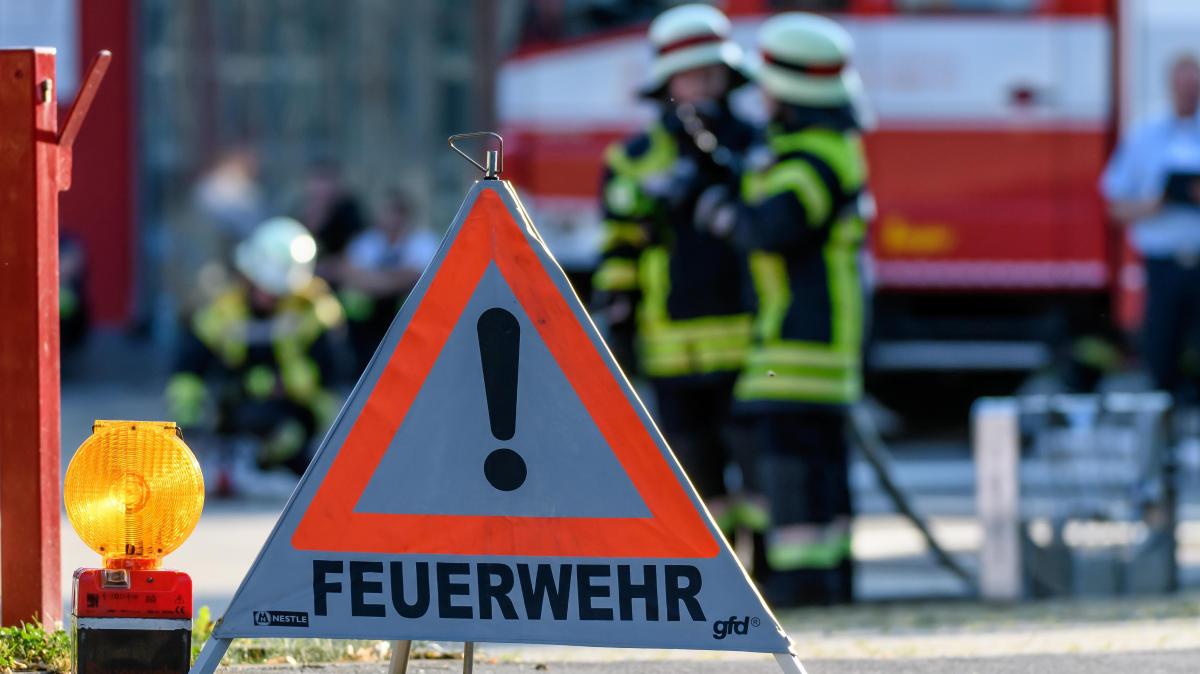 Polizei Derching: Großeinsatz bei Brand in Derchinger Firmengebäude ...