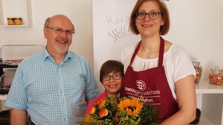 Steindorfs Bürgermeister Paul Wecker begrüßte Christiane Zimmermann beim Tag der offenen Tür ihrer Manufaktur „meingemachtes“ mit Blumen. 	