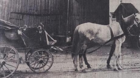 Diese Aufnahme aus dem Jahr 1928 zeigt die Poststation in Unteregg. Die Briefe brachte damals noch die Postkutsche, der „Cariolwagen“, ins Dorf. 	