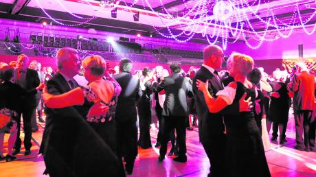 Fast 600 Gäste tanzten beim Galaball der Margerite des Roten Kreuzes Aichach-Friedberg in der Max-Kreitmayr-Halle. Ärger gab es jedoch wegen des Caterings. 	