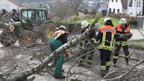 Auf Einsätze wegen des Orkans „Sabine“ (hier in Hessen am Sonntag) bereiten sich auch die Feuerwehren in Aichach-Friedberg vor. 