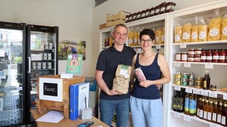 Josef und Monika Sieber kümmern sich liebevoll um ihren Hofladen am Sieberhof in Sainbach nahe Inchenhofen. Hier kann man sich selbst bedienen und auf Vertrauenskasse einkaufen. 	