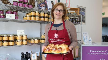 Christiane Zimmermann möchte ihre Gäste in ihrem Café in Eresried unter anderem mit ihrem selbst gebackenen Butterzopf bewirten.  	