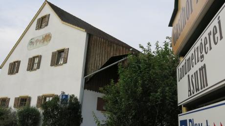 Der Landgasthof Asum in Laimering schließt seine Pforten. Stadl und Gaststätte werden abgerissen. Gegen die Pläne des Inhabers haben einige Laimeringer nun Unterschriften gesammelt. 	