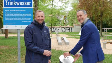 Bürgermeister Roland Eichmann und Bernhard Mögele von den Stadtwerken Friedberg bei der Einweihung des neuen Trinkwasserbrunnens im Stadtgarten. 