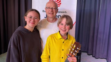 Helena Müller (links), Gitarrenlehrer Stefan Schmidt und Jakob Zangl freuen sich über die hervorragenden Ergebnisse bei Jugend musiziert. 