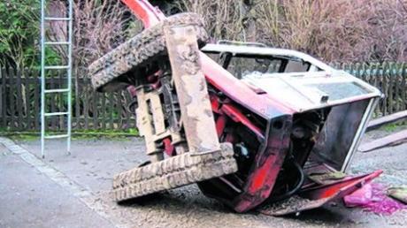 Mit diesem Minibagger stürzte ein 59-Jähriger in Eurasburg seitlich von der Ladefläche eines Lkw und verletzte sich schwer. Foto: Polizei