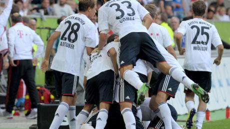 Bayern-Torschütze Luiz Gustavo ist von seinen feiernden Mitspielern verdeckt. dpa